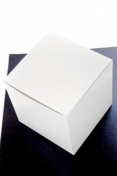 Коробка белая 132/00 куб ( 14х14х14см )