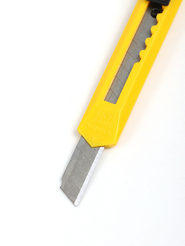 Нож канцелярский 09мм UN-9